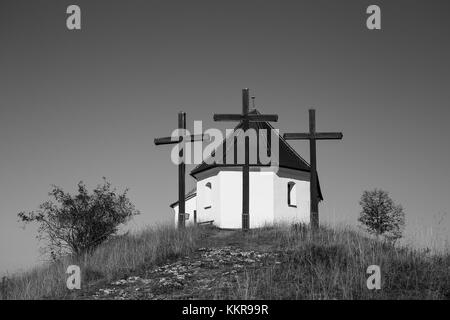 Une petite chapelle sur la colline Kornbuehl dans le Jura souabe Banque D'Images