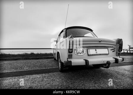 Une vieille trabant sur la côte de l'eastfrisia Banque D'Images