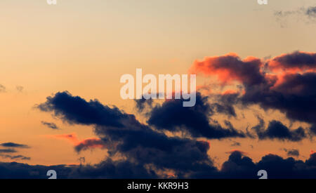 Les nuages colorés pendant le coucher du soleil plus de Frise orientale Banque D'Images