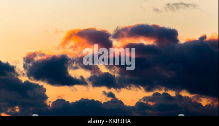 Les nuages colorés pendant le coucher du soleil plus de Frise orientale Banque D'Images