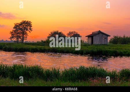 Coucher de soleil sur une prairie près de l'weener Banque D'Images