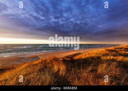 La plage à hirtshals, Danemark au coucher du soleil Banque D'Images