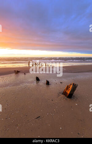 La plage à hirtshals, Danemark au coucher du soleil Banque D'Images