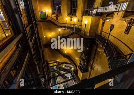 L'entrée de l'ancien tunnel de l'Elbe à Hambourg Banque D'Images