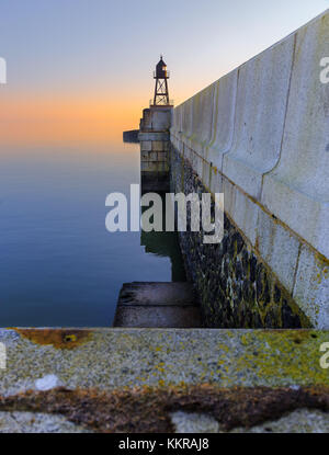 La mole à Wilhelmshaven au lever du soleil sur un matin froid Banque D'Images