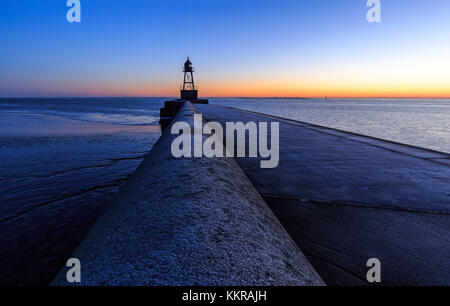 La vieille taupe de Wilhelmshaven près de la Schleuseninsel au lever du soleil sur un froid matin d'hiver. Banque D'Images