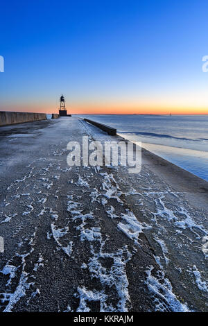 La vieille taupe de Wilhelmshaven près de la Schleuseninsel au lever du soleil sur un froid matin d'hiver. Banque D'Images