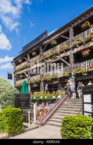 L'Angleterre, Londres, Tower Hamlets, st.Katharine Docks, l'Dickens Inn pub Banque D'Images