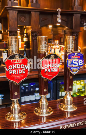 L'Angleterre, Londres, poignées de pompe à bière pub Banque D'Images