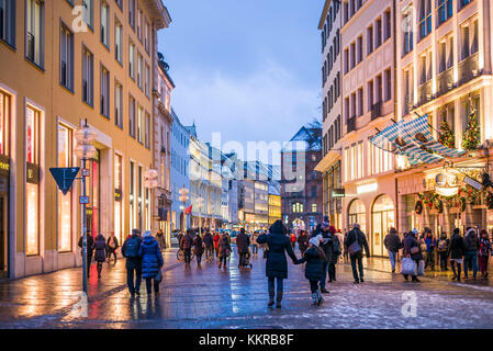 Germany, Bavaria, Munich, theatiner strasse Shopping district, soir Banque D'Images