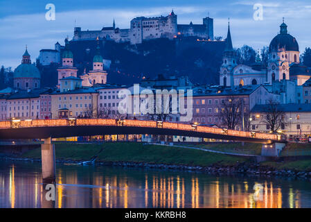 Autriche, Salzbourg, Salzbourg, vue sur la ville de la rivière Salzach, au crépuscule Banque D'Images