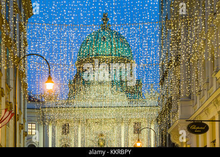 L'Autriche, Vienne, Kohlmarkt, décorations de rue avec vue sur la Hofburg Banque D'Images