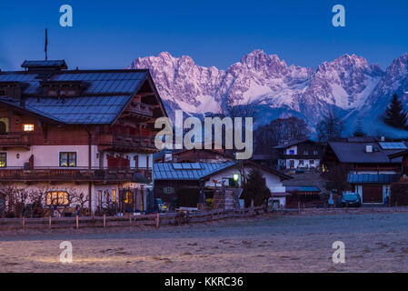 Autriche, Tyrol, aurach bei Kitzbühel, village et kitzbuheler Horn, l'aube, l'hiver Banque D'Images