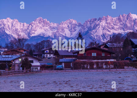 Autriche, Tyrol, aurach bei Kitzbühel, village et kitzbuheler Horn, l'aube, l'hiver Banque D'Images