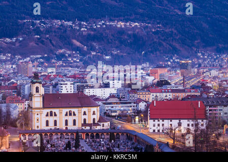 Autriche, Tyrol, Innsbruck, vue surélevée sur la Basilique Wilten, aube, hiver Banque D'Images