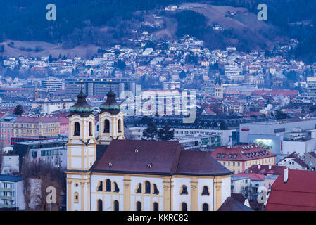 Autriche, Tyrol, Innsbruck, vue surélevée sur la Basilique Wilten, aube, hiver Banque D'Images