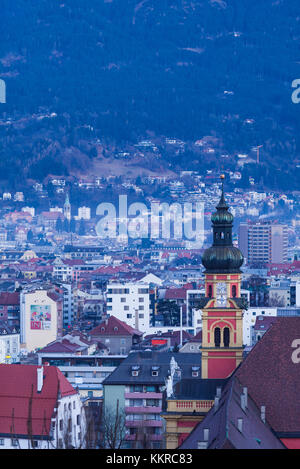 Autriche, Tyrol, Innsbruck, vue surélevée sur l'église abbatiale de Wilten, aube, hiver Banque D'Images