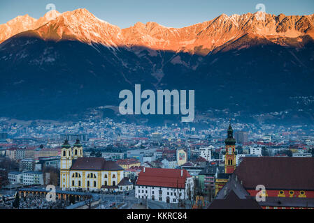 Autriche, Tyrol, Innsbruck, vue sur la ville surélevée avec la basilique Wilten et l'église abbatiale Wilten, aube, hiver Banque D'Images