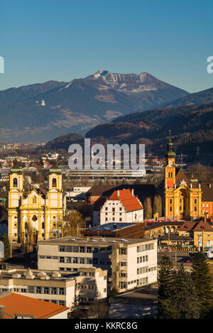 Autriche, Tyrol, Innsbruck, vue surélevée sur la basilique Wilten et l'église abbatiale Wilten, coucher de soleil, hiver Banque D'Images