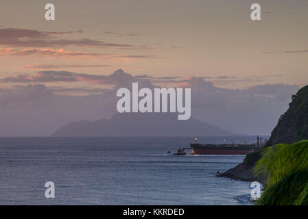 Pays-bas, Saint Eustache, Oranjestad Oranjestad, bay view de pétroliers et de l'île de Saba, dusk Banque D'Images