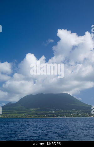 Saint Kitts et Nevis, Nevis, vue de Nevis Peak de la mer Banque D'Images