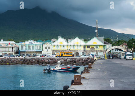 Saint-Kitts-et-Nevis, Nevis, Charlestown, bâtiments en bord de mer, crépuscule Banque D'Images