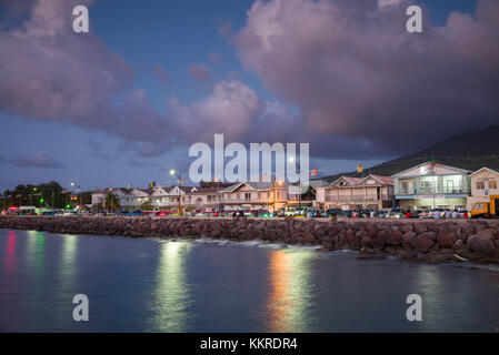 Saint-Kitts-et-Nevis, Nevis, Charlestown, bâtiments en bord de mer, crépuscule Banque D'Images