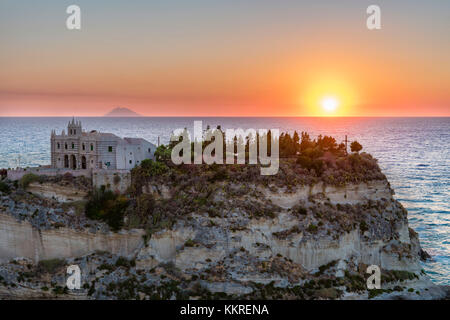 Tropea, province de Vibo Valentia, Calabre, Italie, Europe. Sanctuaire de l'île Santa Maria au coucher du soleil Banque D'Images