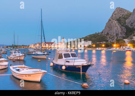 Omis, des bateaux sur la rivière Cetina, Dalmatie, côte adriatique, Croatie Banque D'Images