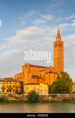 Église San Fermo le long de la rivière Adige. Vérone, Vénétie, Italie Banque D'Images