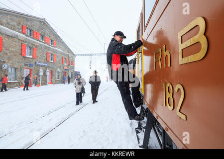 Homme au travail sur le chasse-neige du train Bernina Express, Ospizio Bernina, Poschiavo, canton des Grisons, Engadin, Suisse Banque D'Images