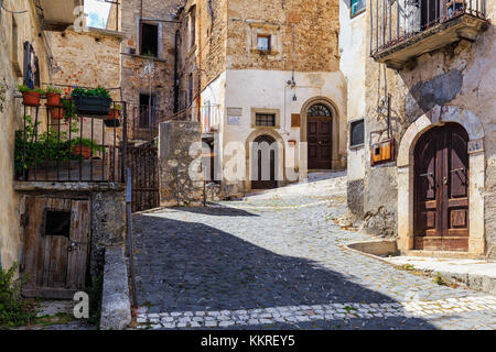 Faites défiler de maisons anciennes dans le centre historique de Santo Stefano di sessanio, Abruzzo, Italie. Banque D'Images