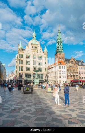 Copenhague, Hovedstaden, Danemark. Touristes et bars sur la place Amager (Amagertorv) avec église Saint-Nicolas en arrière-plan. Banque D'Images