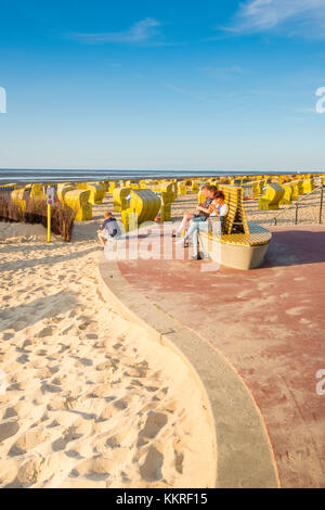 Duhren, Cuxhaven, Basse-Saxe, Allemagne. Les gens sur le front de mer et Strandkorbs sur la plage Banque D'Images