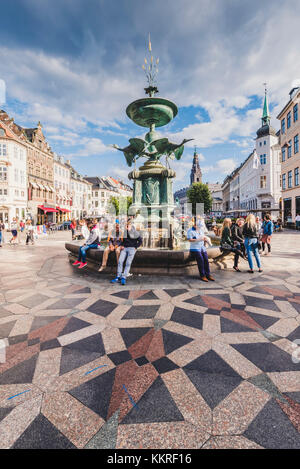 Copenhague, Danemark. Touristes au Storkespringvandet, ou à la fontaine Stork de la place Amager (Amagertorv). Banque D'Images