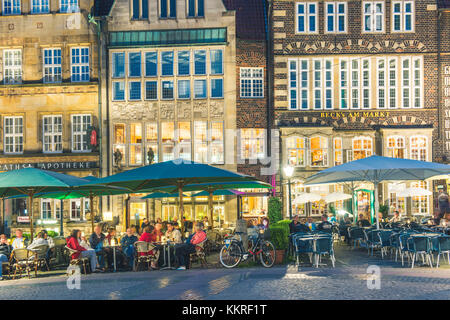 Brême, Etat de Brême, Allemagne. Cafés et anciens bâtiments de Marktplatz le soir. Banque D'Images