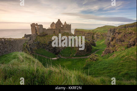 Ruines du château de dunluce, Irlande du Nord, le comté d'Antrim, bushmills, Royaume-Uni Banque D'Images