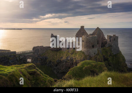 Ruines du château de dunluce, Irlande du Nord, le comté d'Antrim, bushmills, Royaume-Uni Banque D'Images