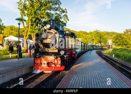 Rugen Island, côte Baltique, Mecklembourg-Poméranie occidentale, Allemagne. Le train à vapeur Rugensche Baderbahn, historique, s'appelle Rasender Roland. Banque D'Images