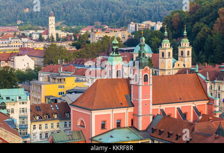 Portrait de Ljubljiana vieille ville, avec l'église franciscaine de l'Annonciation. Ljubljiana, Osrednjeslovenska, la Slovénie. Banque D'Images