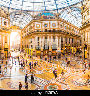 Galleria Vittorio Emanuele II, milan, Lombardie, Italie. touristes marcher dans le centre commercial le plus vieux du monde. Banque D'Images