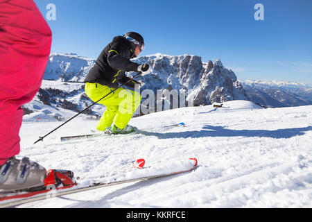 Deux skieurs sont sur le ski Alpe di Siusi sciliar avec en arrière-plan, la province de Bolzano, le Tyrol du sud, Trentin-Haut-Adige, Italie Banque D'Images
