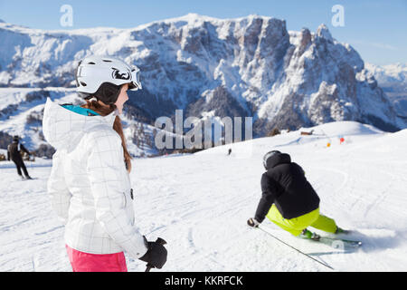 Deux skieurs sont sur le ski Alpe di Siusi sciliar avec en arrière-plan, la province de Bolzano, le Tyrol du sud, Trentin-Haut-Adige, Italie Banque D'Images