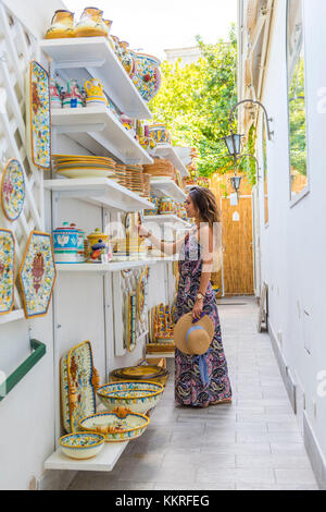 Ravello, Côte d'Amalfi, Salerne, Campanie, Italie. Un touriste, c'est avoir un regard sur un magasin de poterie à Ravello (MR) Banque D'Images