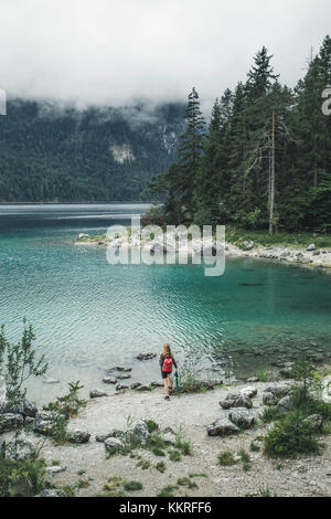 Une fille sur la rive du, garmisch-partenkirchen eibsee, Alpes bavaroises, Allemagne Banque D'Images