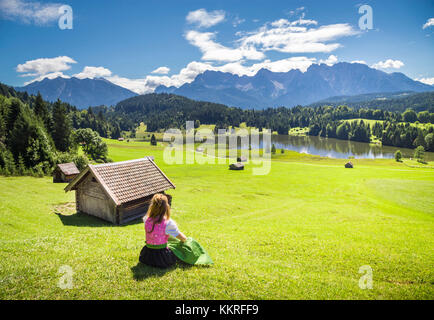 Une fille en robe typique ressemble à l'Geroldsee. Gerold, Garmisch-Partenkirchen, Bayern, Allemagne Banque D'Images