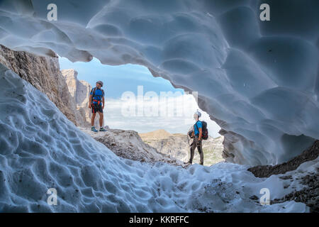 L'Italie, le Tyrol du sud, sexten, hochpustertal. grotte à neige en été le long de l'alpinisteig / Strada degli Alpini, via ferrata dolomites de sexten Banque D'Images