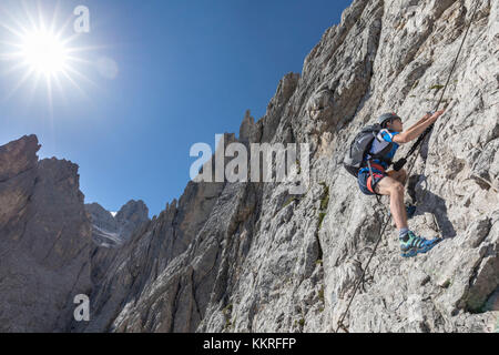 Grimpeur sur la via ferrata roghel popera, groupe, dolomites de sexten, Canazei, Padova, Veneto, Italie Banque D'Images