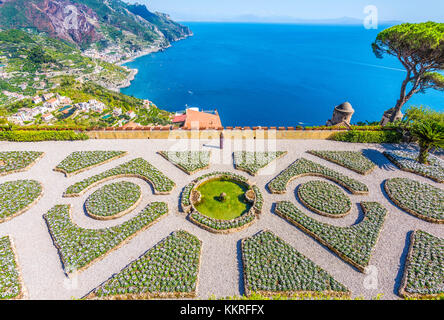 Villa Rufolo, Ravello, Côte d'Amalfi, Salerne, Campanie, Italie. Une fille se tient dans le jardin de la Villa Rufolo Banque D'Images