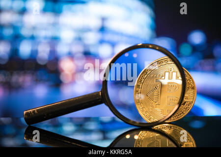 Sous la loupe, bitcoin risque d'investissement concept. Banque D'Images